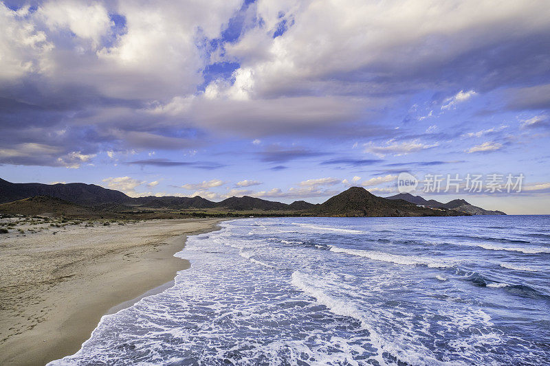 普拉亚德洛斯热那亚，在Cabo de Gata-Níjar自然保护区美丽的海滩之一-西班牙